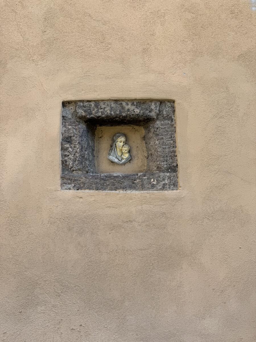 Nicchia con piccola scultura busto della Madonna con Gesù bambino