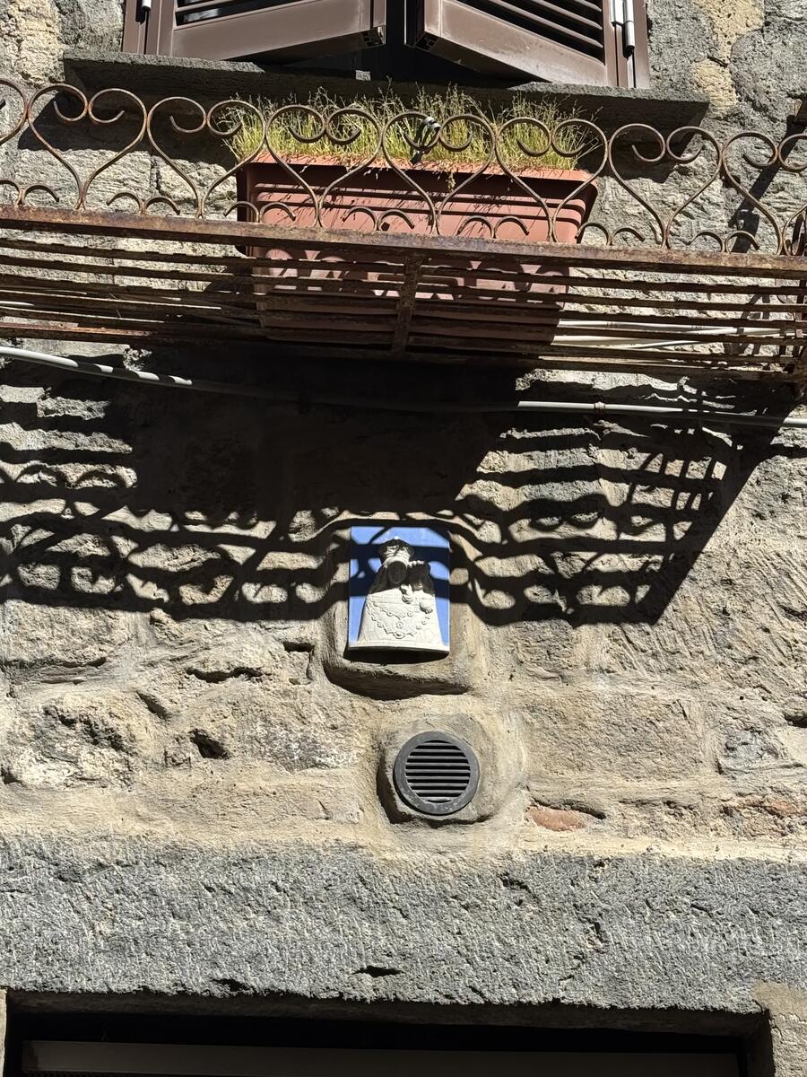Mattonella con incisione raffigurante la Madonna e Gesù Bambino