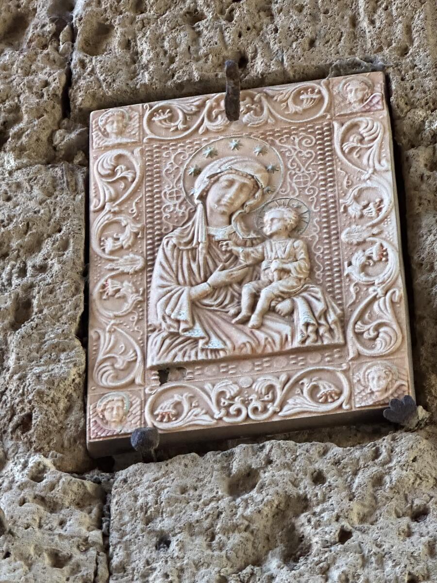 Incisione su marco della Madonna con Gesù bambino