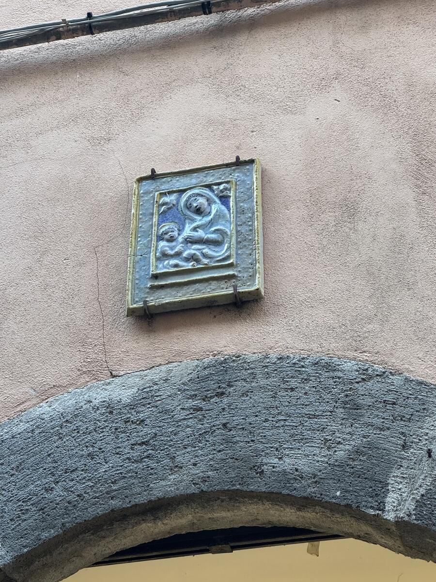 Piastrella con raffigurata la Madonna con Gesù bambino