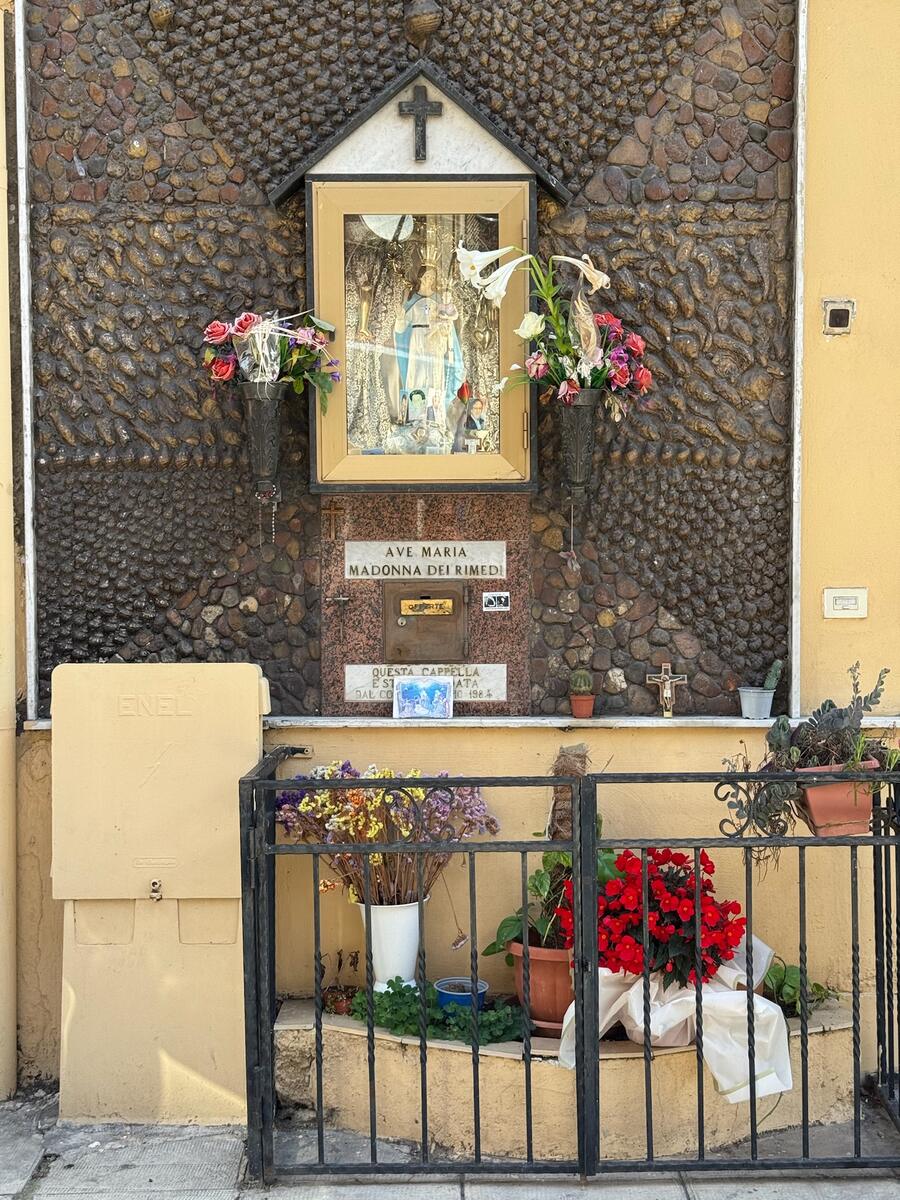 Altarino con quadro della Madonna
