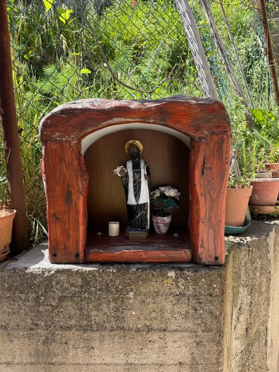 Altarino con statuina di un Santo
