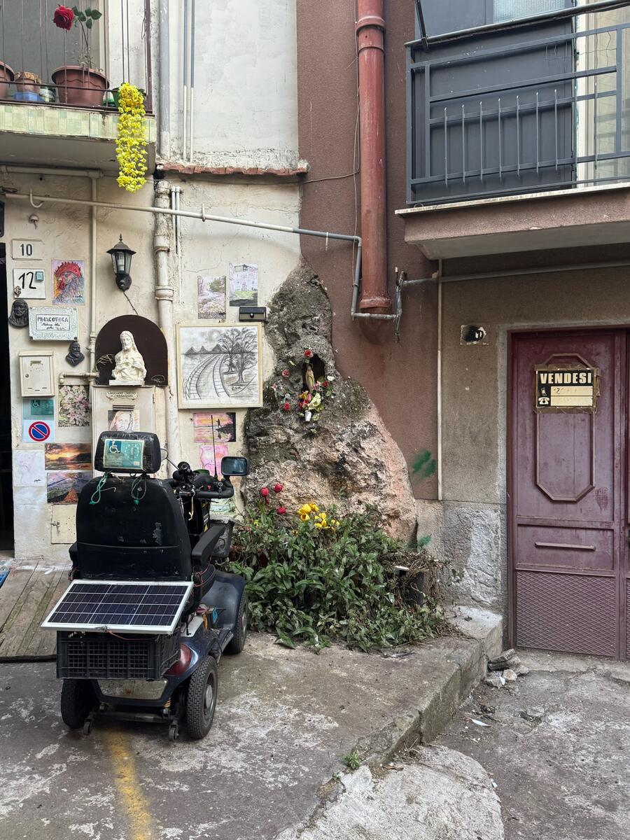 Altarino con Statuina della Madonna