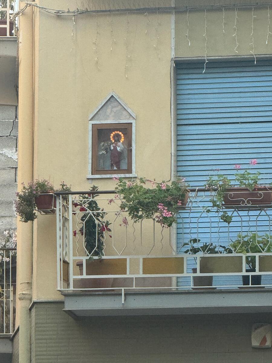Nicchia con statuina di Gesù