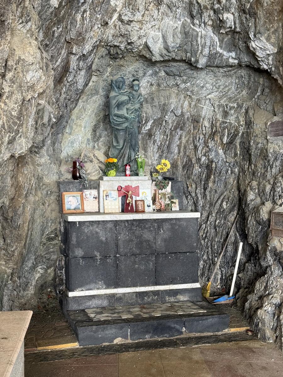Altarino con statua della Madonna con Gesù bambino