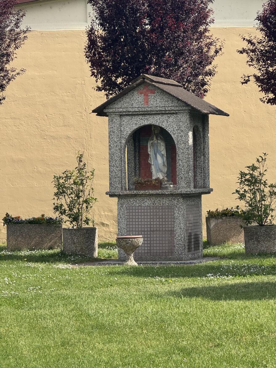 Altarino con Statuina della Madonna