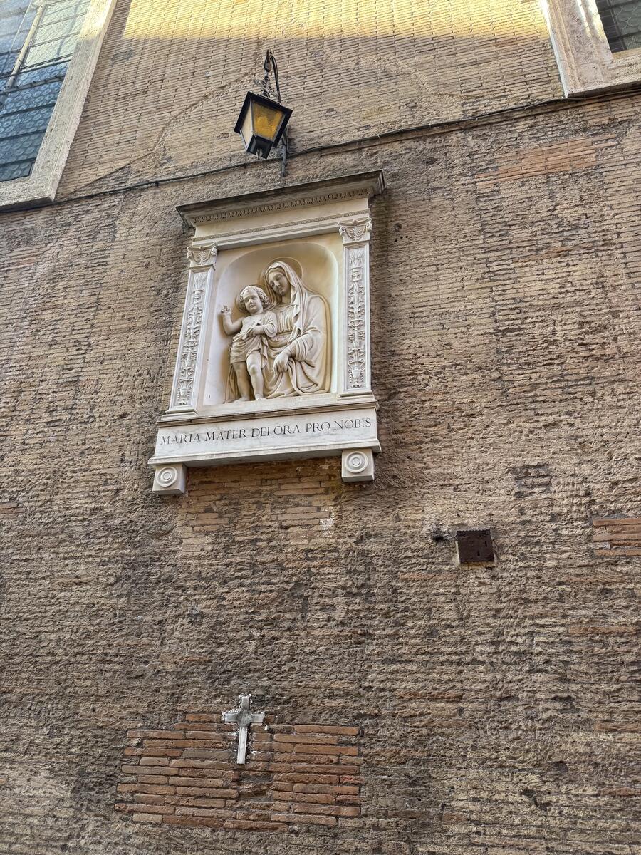 Nicchia con scultura della Madonna con Gesù bambino
