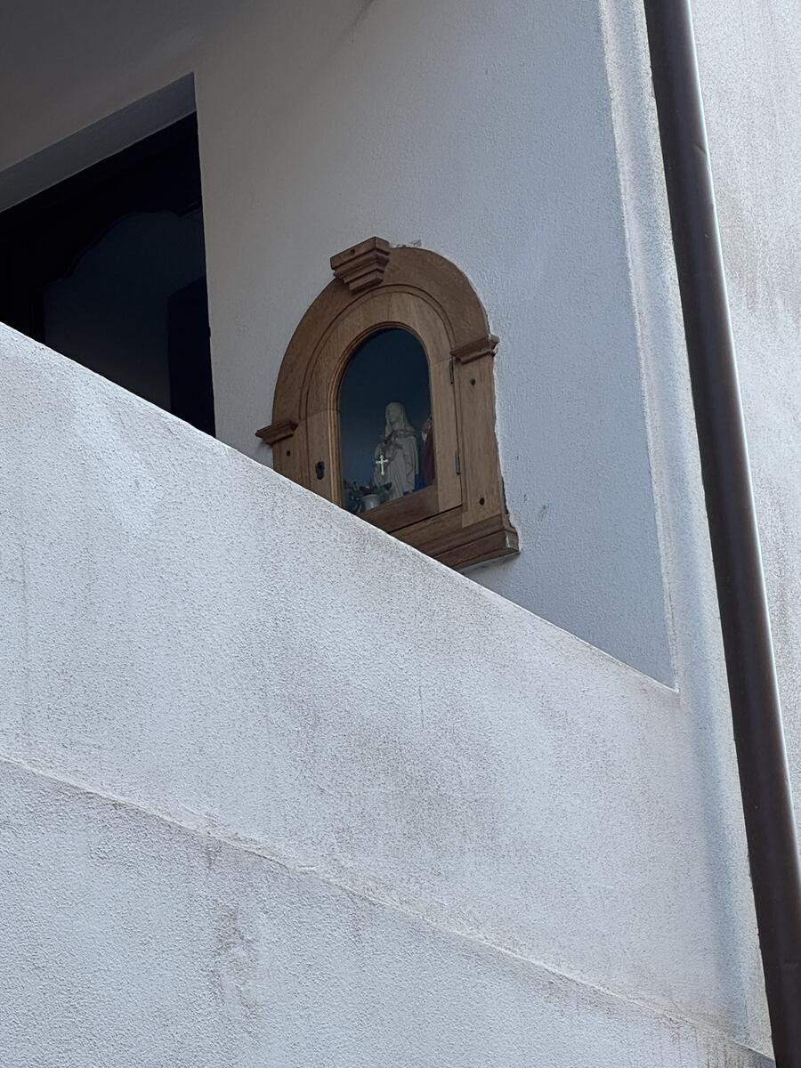 Nicchia con statuina della Madonna