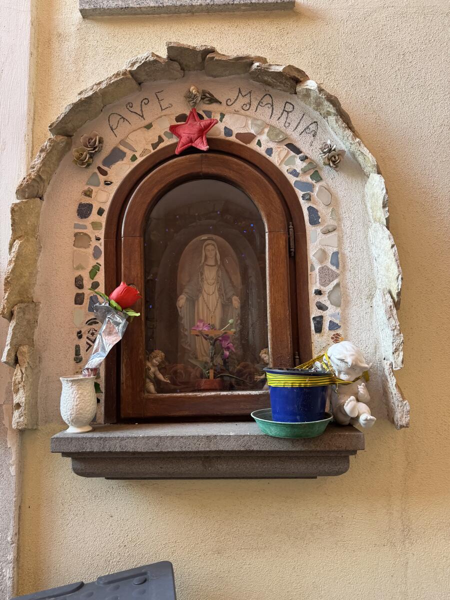 Nicchia con statuina della Madonna ed angeli