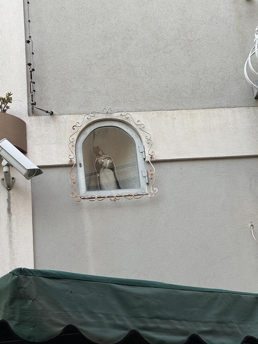 Nicchia con Statuina della Madonna