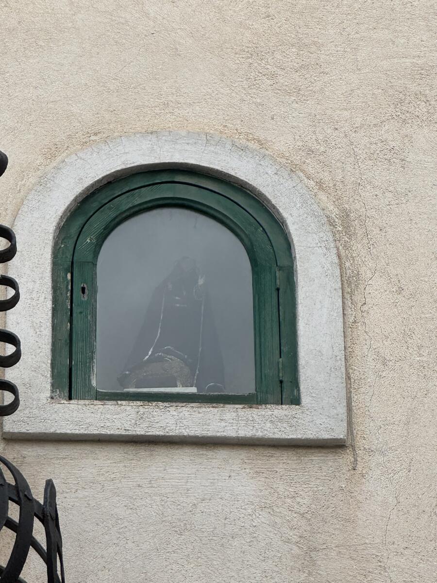 Nicchia con statuina della Madonna