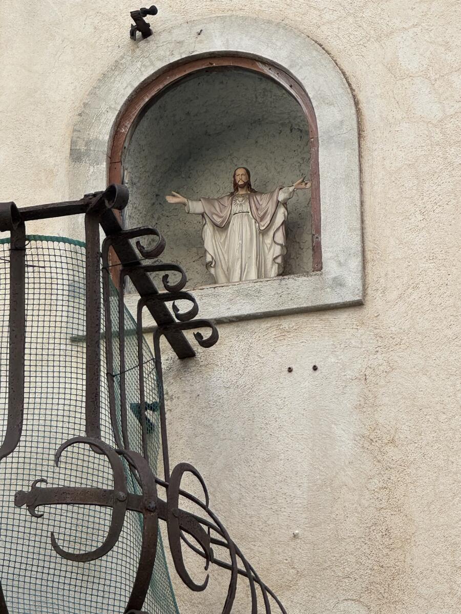 Nicchia con statuina di Gesù