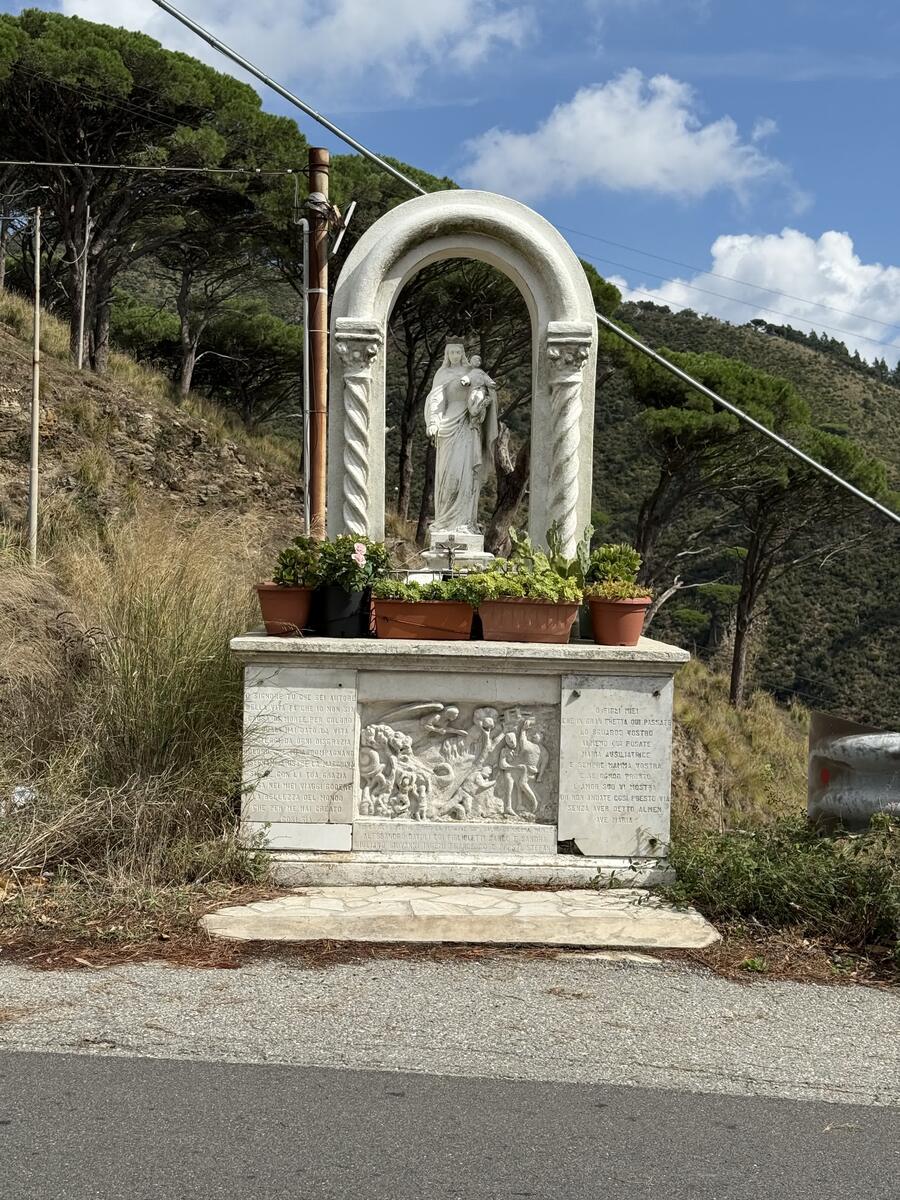 Altarino con Statua della Madonna