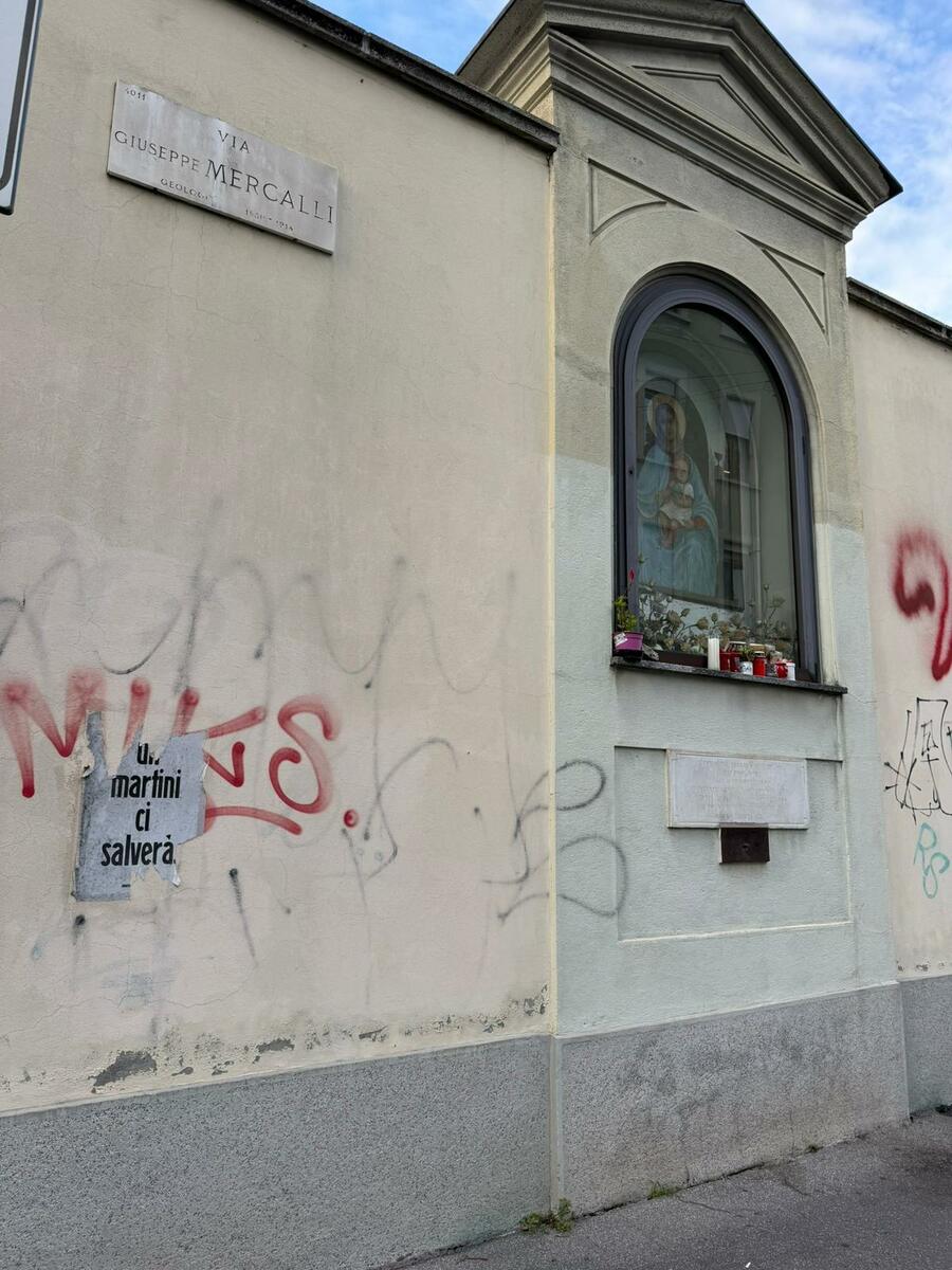 Nicchia con quadro della Madonna e Gesù bambino