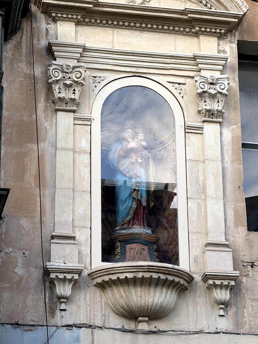 Statua della Madonna con Gesù bambino