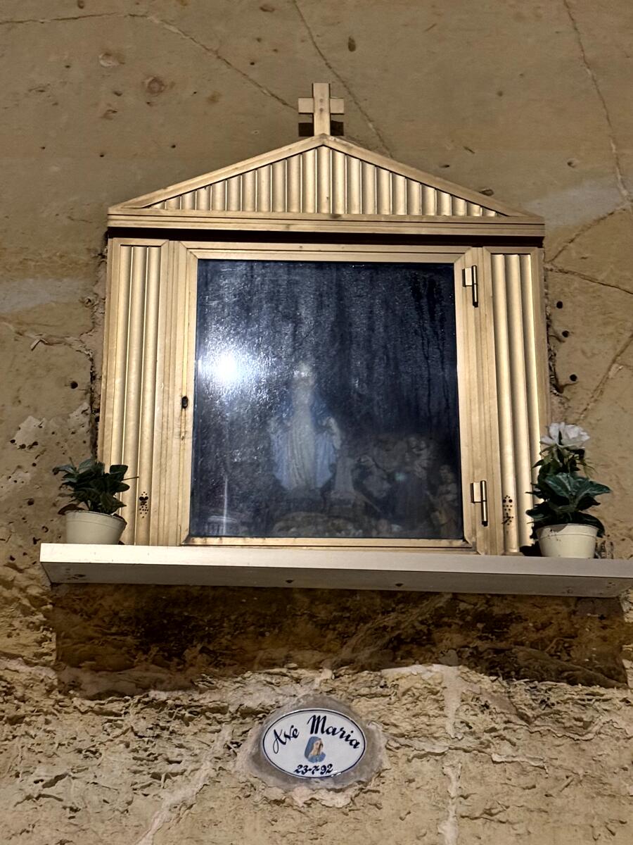 Nicchia con statuina della Madonna