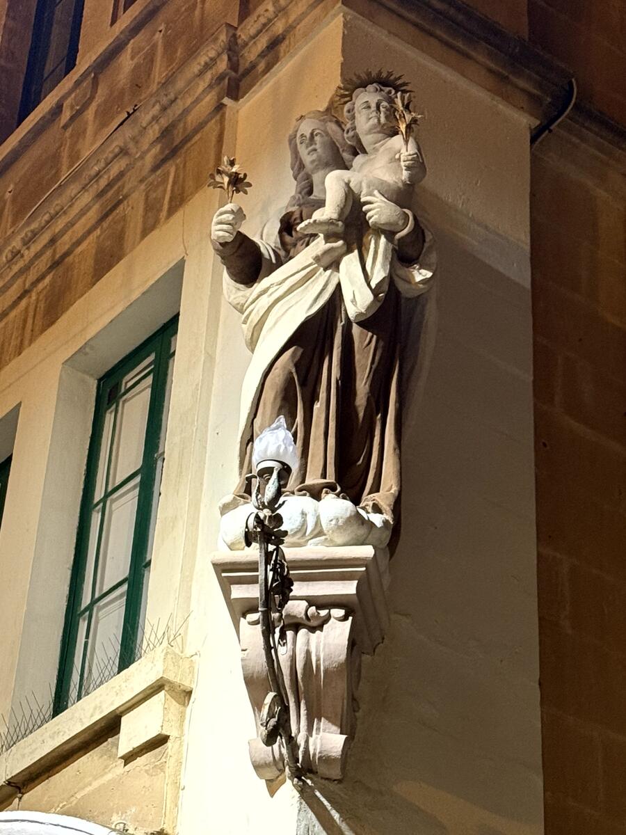 Statua della Madonna con Gesù