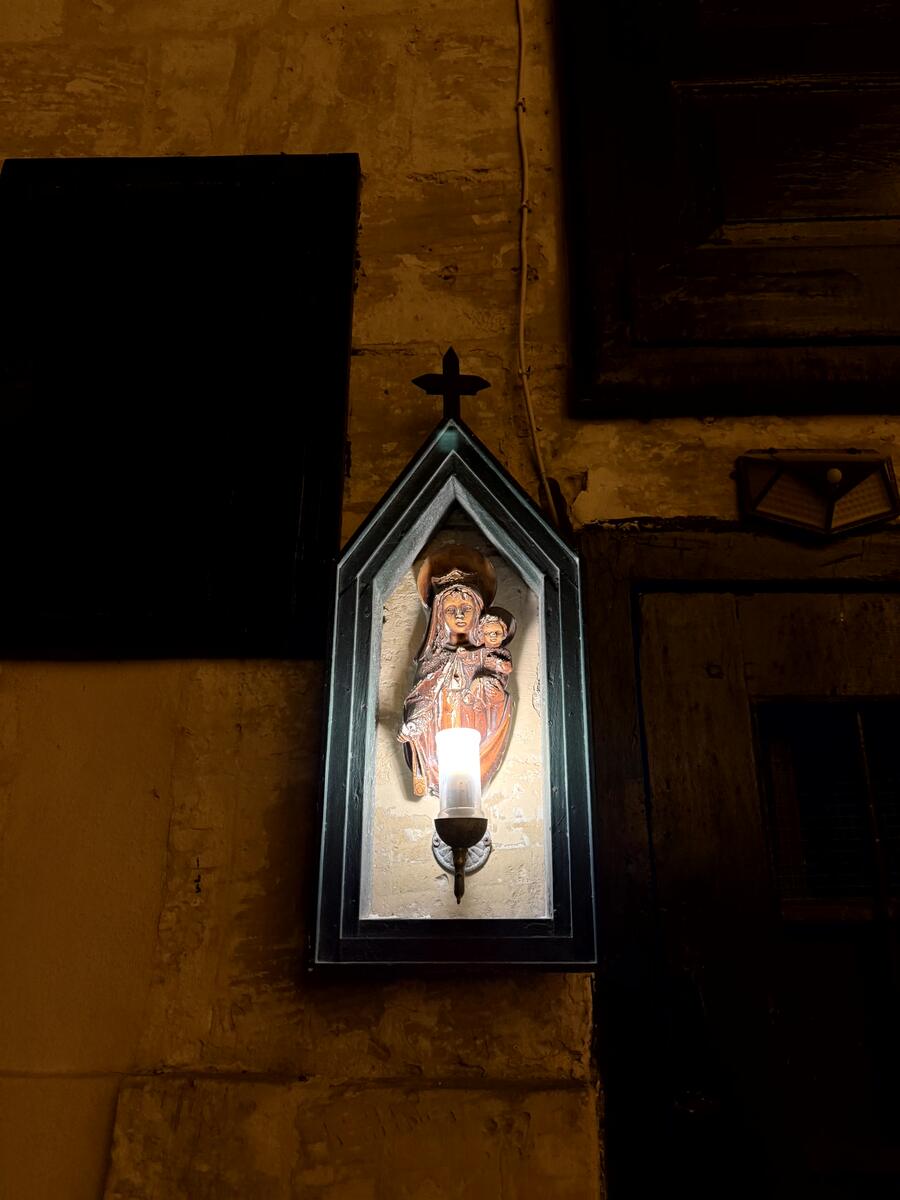 Nicchia con busto della Madonna e Gesù bambino