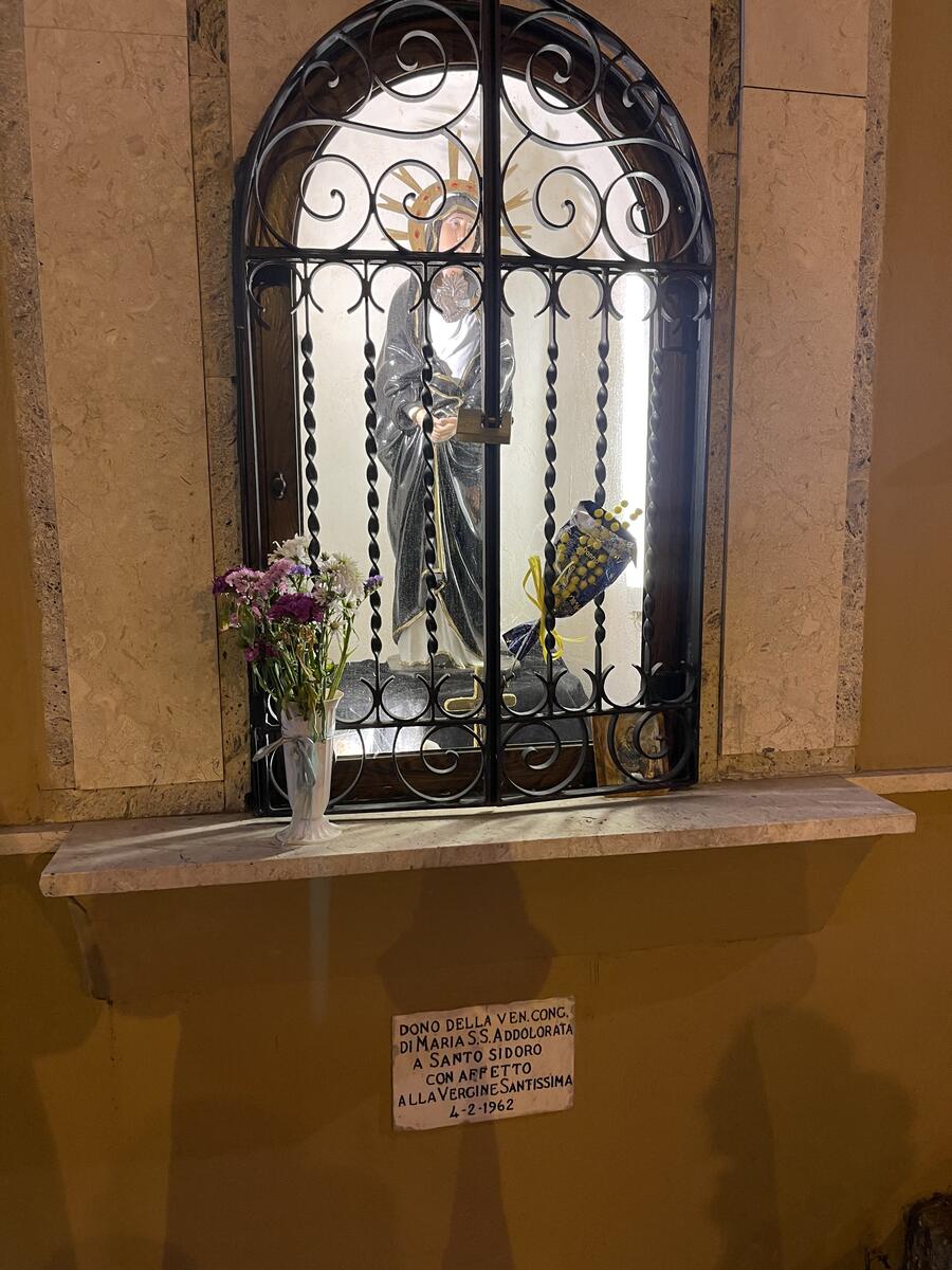 Nicchia con Statua della Madonna