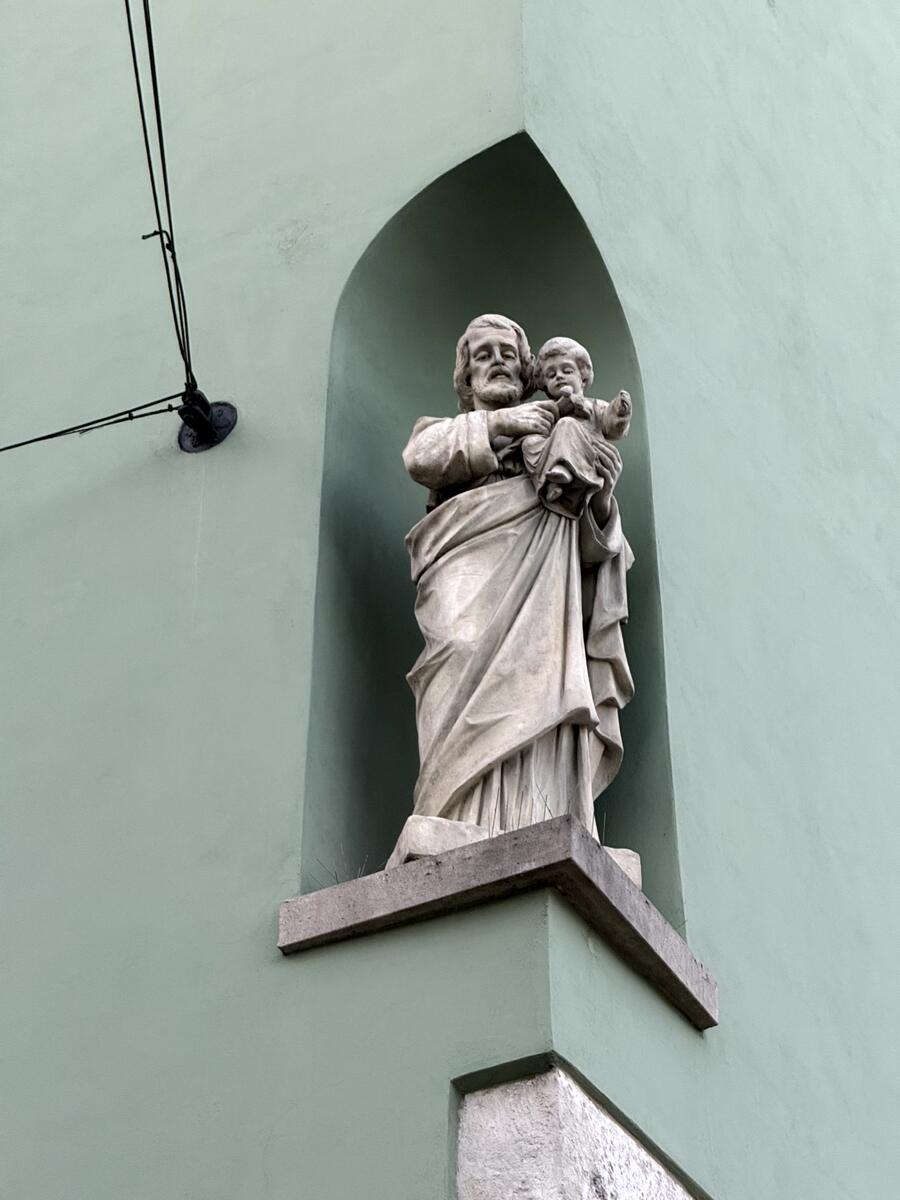 Statua di Giuseppe con Gesù bambino