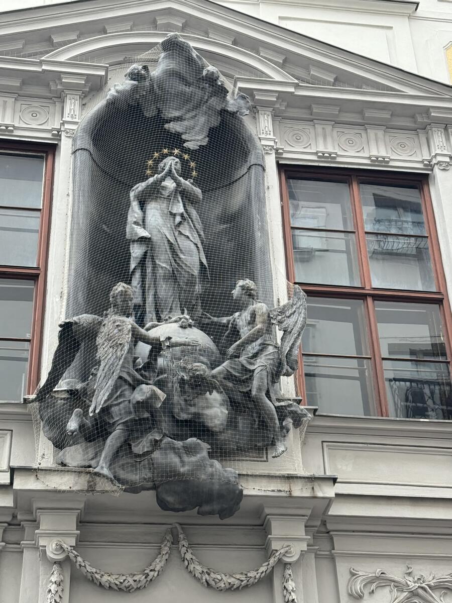 Statua della Madonna con angeli