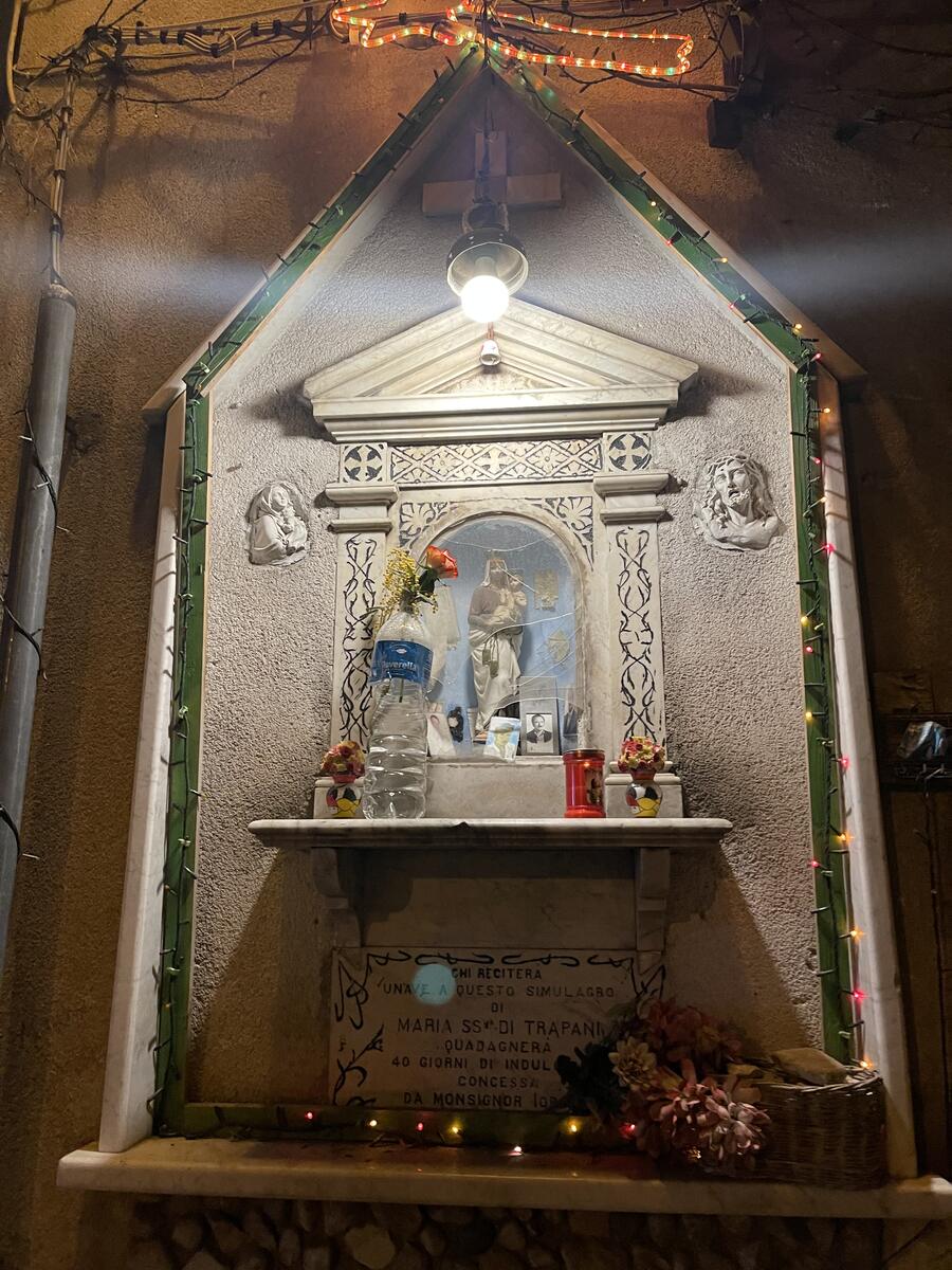 Altarino con statuina della Madonna