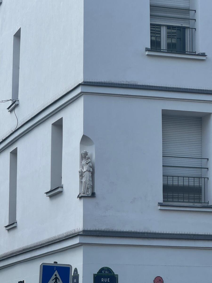 Statua della Madonna con Gesù bambino