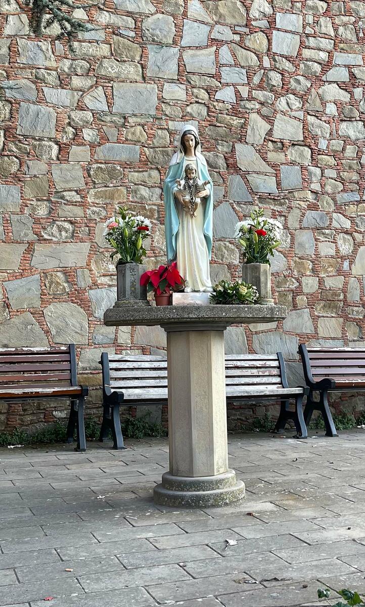 Statuetta della Madonna con Gesù