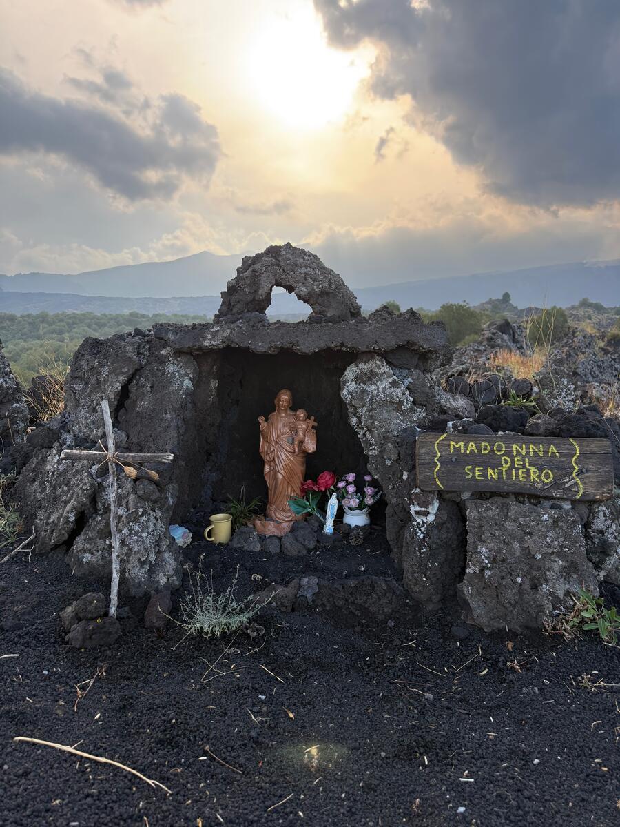Grotta in pietra lavica con statua della Madonna con Gesù bambino