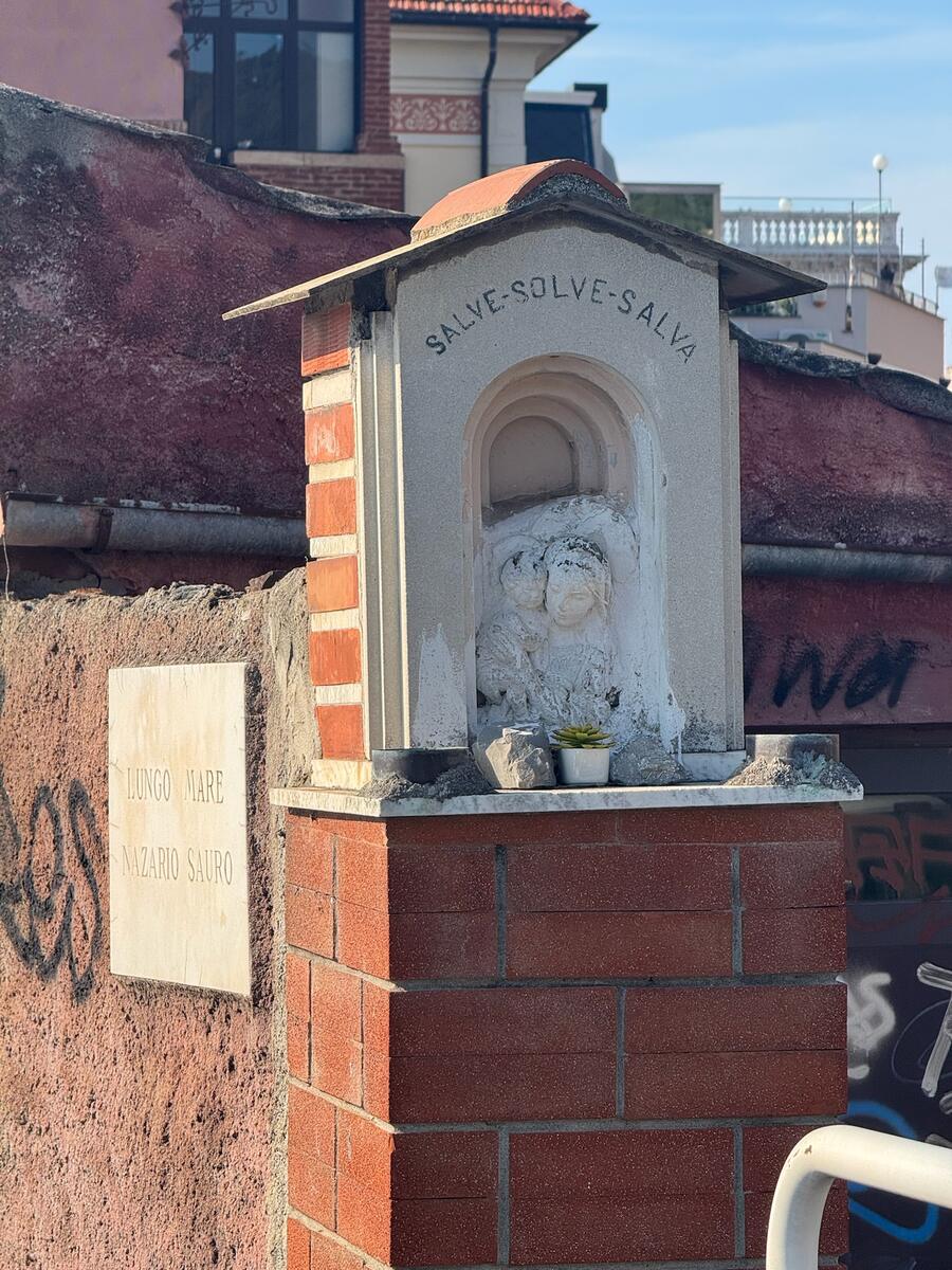 Edicola con statua della Madonna con Gesù bambino