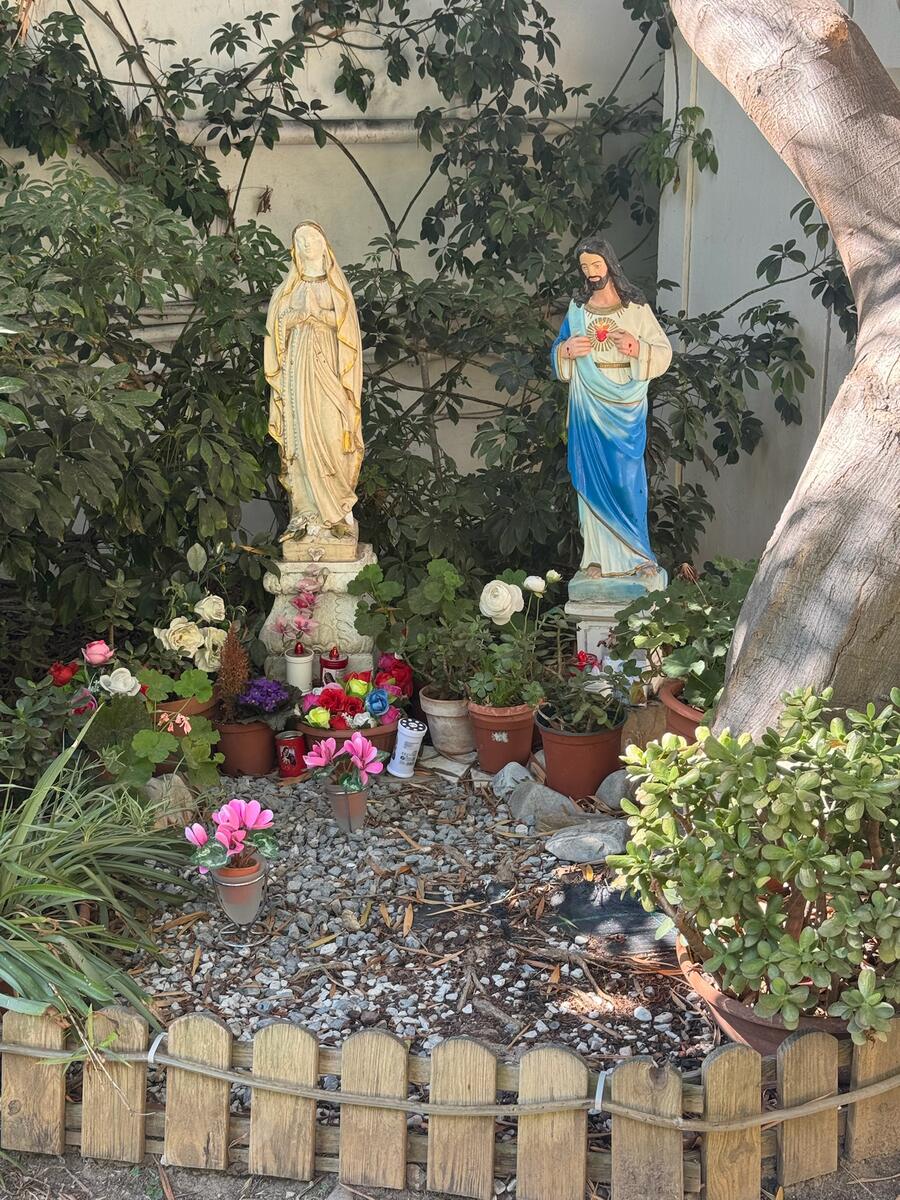Altarino con statue della Madonna e del Sacro Cuore di Gesù