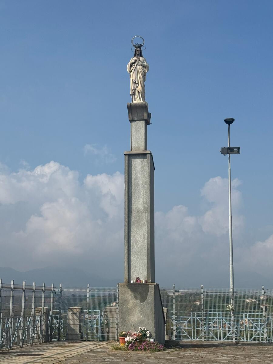 Statua della Madonna su pilastro