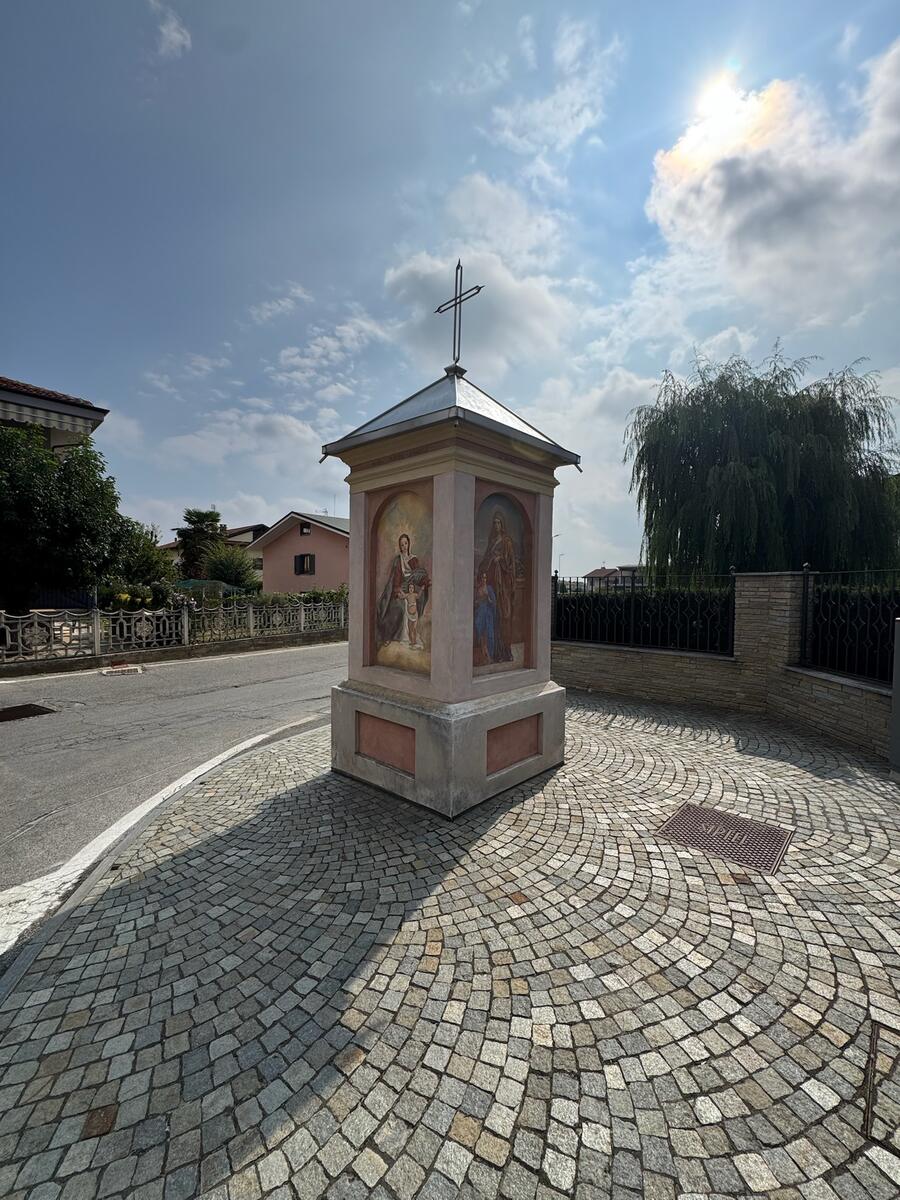 Pilone votivo con affreschi della Madonna e dei Santi