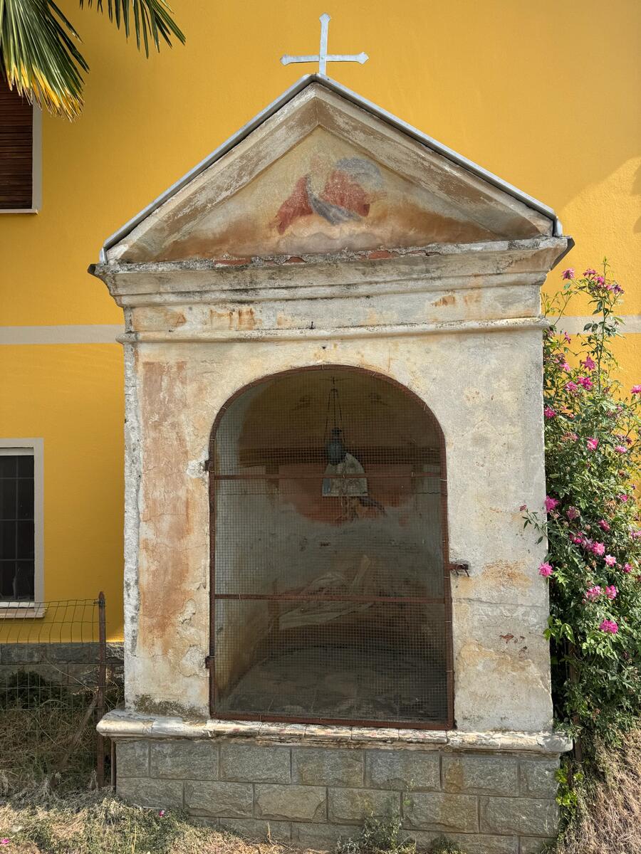 Edicola votiva con croce e affresco