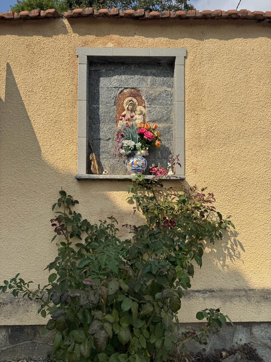 Nicchia con statua della Madonna con Gesù bambino