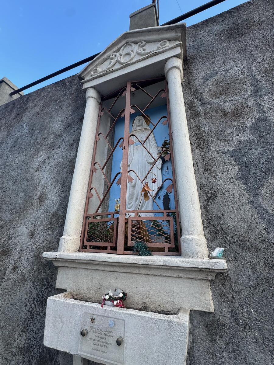 Edicola votiva con statua della Madonna