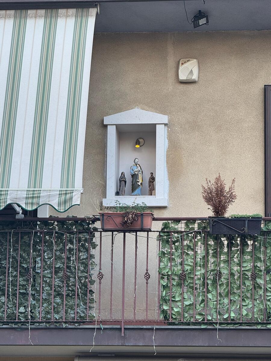Nicchia con statua di San Giuseppe con Gesù bambino e statuine di santi