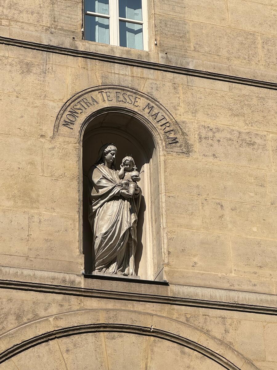 Statua della Madonna con Gesù bambino