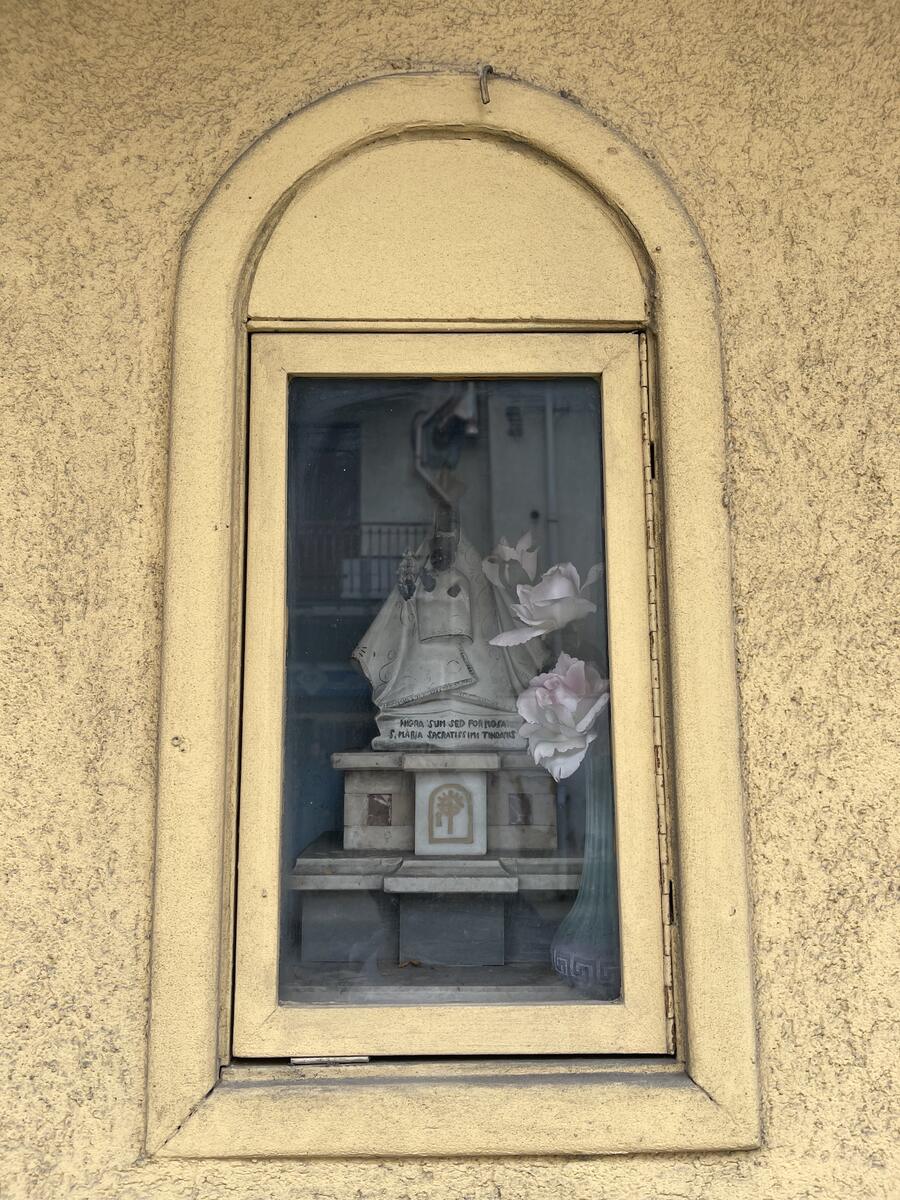 Nicchia con statuina Madonna nera del Tindari