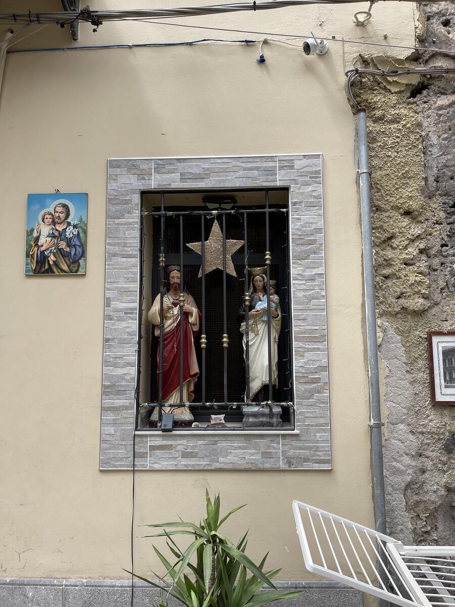 Nicchia con statue Gesù