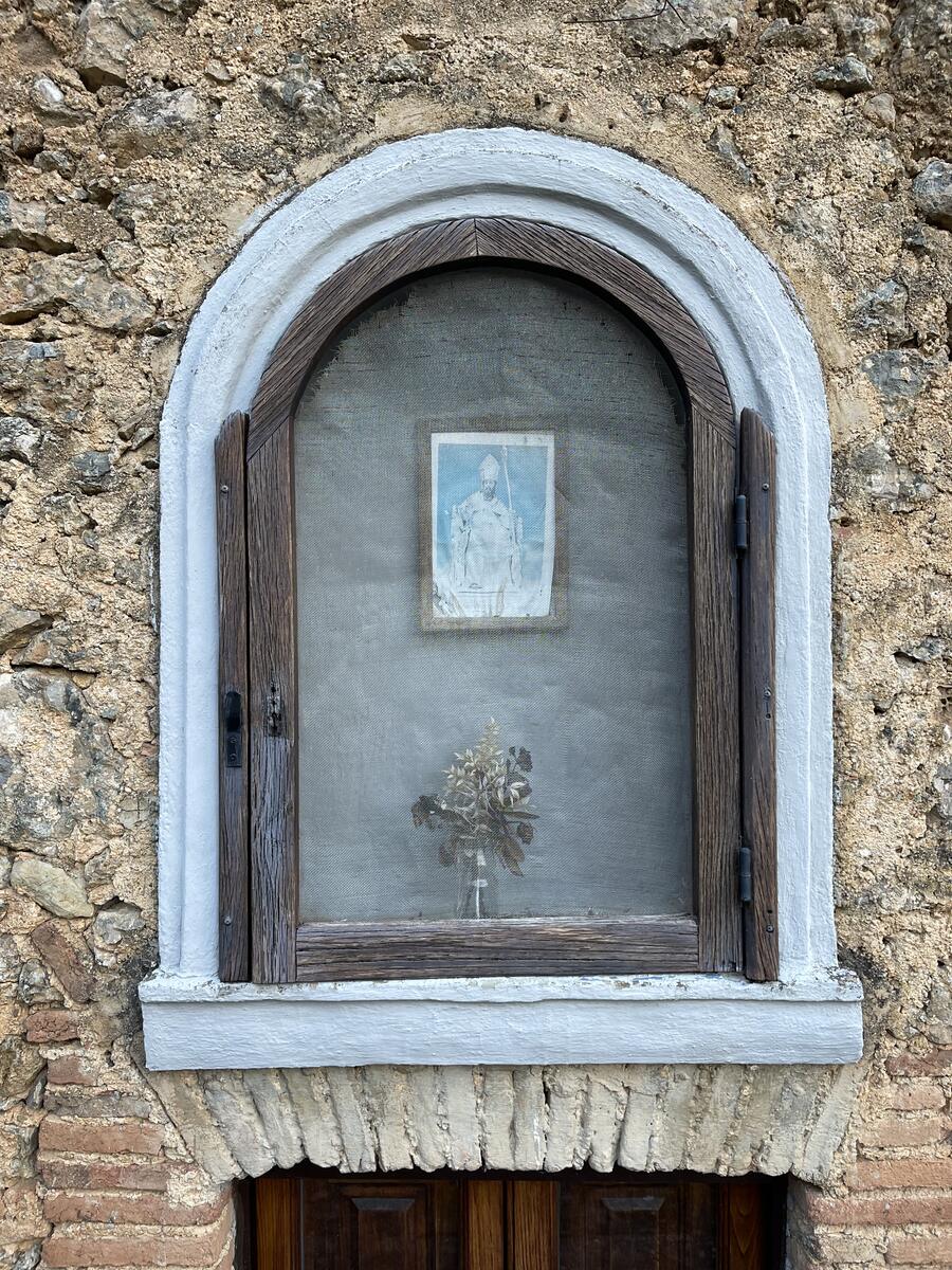 Nicchia con foto di un Santo