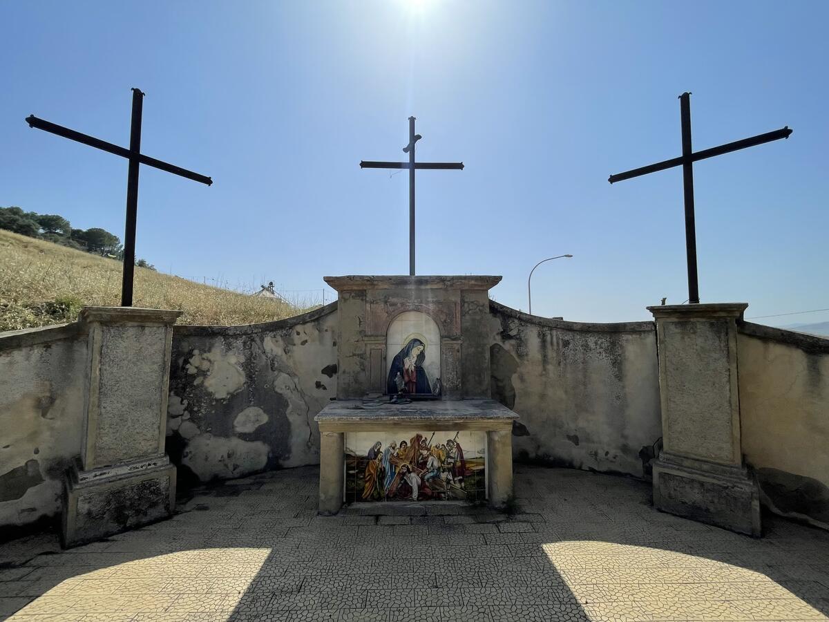 Altare con crocifissi e dipinto della Madonna