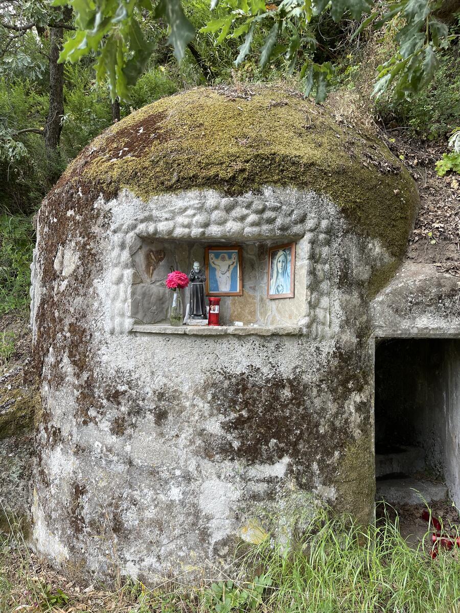 Bunker riconvertito con immagini di santi e statua di Padre Pio