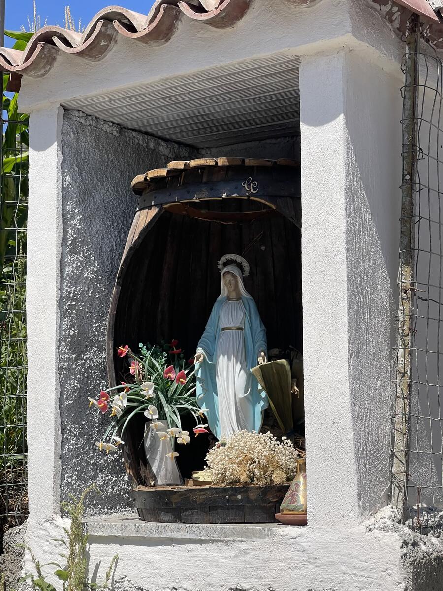 Statua della Madonna dentro una botte
