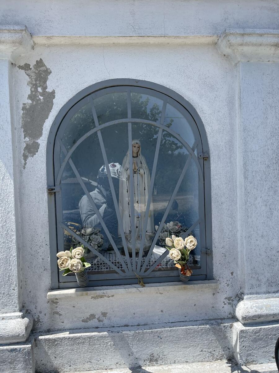 Altarino con statua Madonna
